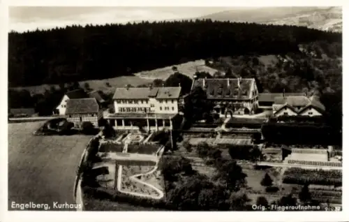 Ak Engelberg Kanton Obwalden Schweiz, Kurhaus  Luftaufnahme, grüne Landschaft, Berge im Hintergru