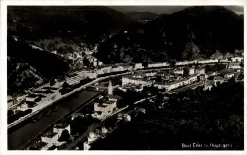 Ak Bad Ems an der Lahn, Luftaufnahme von  Fluss, Stadtansicht, Berge