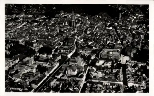 Ak Freiburg im Breisgau, Luftaufnahme von Freiburg,  Gebäude, Kirche, Stadtansicht