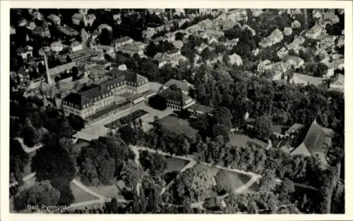 Ak Bad Pyrmont in Niedersachsen, Luftaufnahme, Stadtansicht, Kurpark,  Gebäude