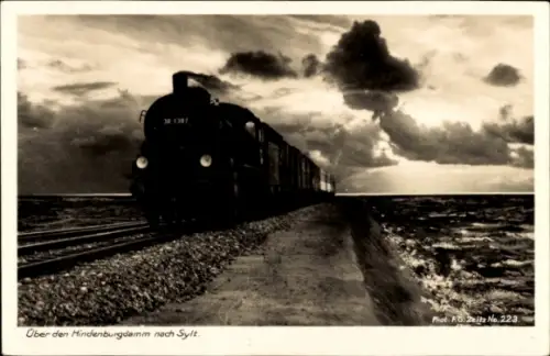 Ak Insel Sylt in Nordfriesland, Dampflok, Über den Hindenburgdamm nach Sylt