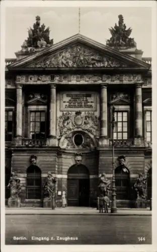 Ak Berlin Mitte, Alexanderplatz, Eingang zum Zeughaus