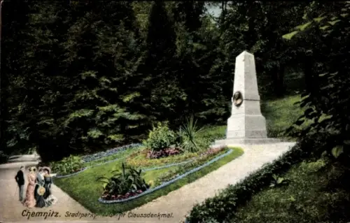 Ak Chemnitz in Sachsen, Gedenkstein, Blumenbeete, Menschen in n Kleidern