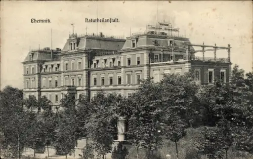 Ak Chemnitz in Sachsen,  Naturheilanstalt, s Gebäude, Bäume im Vordergrund