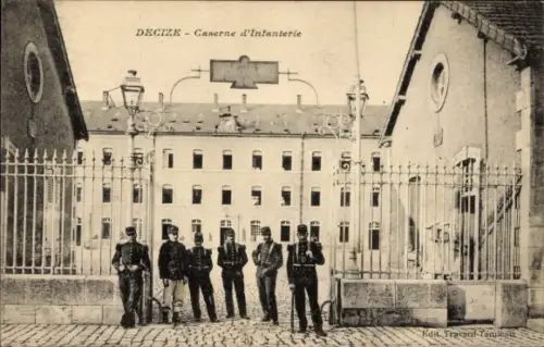 Ak Decize Nièvre, Caserne d'Infanterie, Soldaten,  Architektur