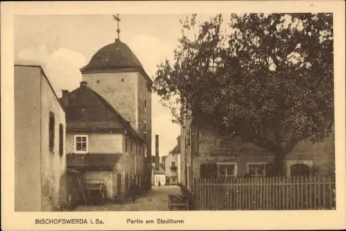 Ak Bischofswerda in Sachsen, Vordere Seite zeigt Stadtturm, alte Gebäude, ruhige Straße