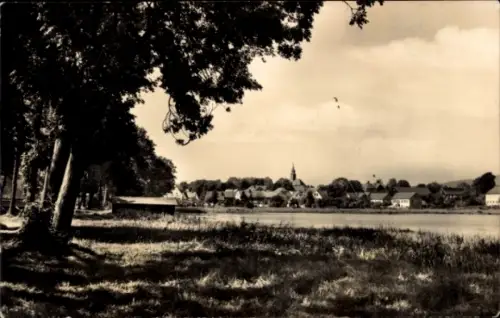 Ak Rammenau Sachsen, Landschaftsaufnahme, ruhige Wasseroberfläche, Bäume, Dorfansicht
