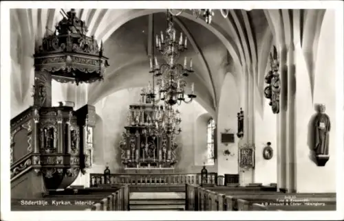 Ak Södertälje Schweden, Kirche, Innenansicht, Holzverzierungen, Kronleuchter, Bänke