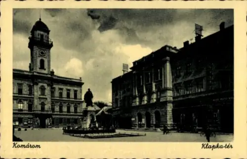 Ak Komárom Komorn Ungarn, Stadtplatz Klapka-tér, Statue, Gebäude, Wolken, 