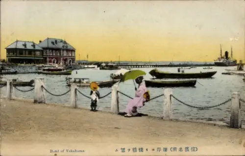 Ak Yokohama Präf. Kanagawa Japan, Hafenansicht, Boote, Frau mit Schirm, Gebäude