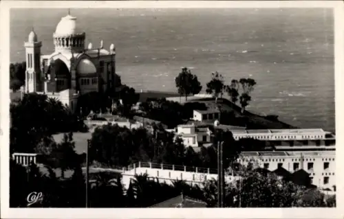 Ak Algier Alger Algerien, Notre-Dame d'Afrique, Küstenansicht, Bäume, Wasser