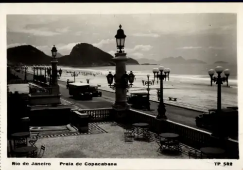Ak Copacabana Rio de Janeiro Brasilien, Praia de Copacabana, Strandpromenade,  Straßenlaternen, F