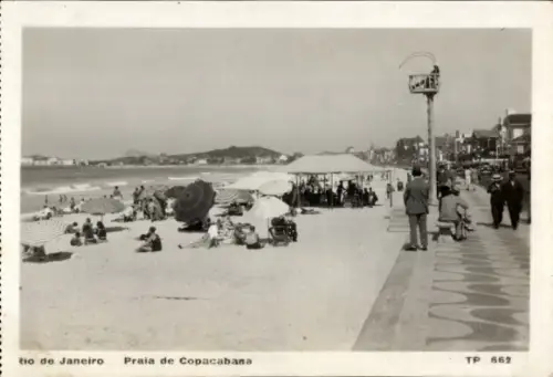 Ak Copacabana Rio de Janeiro Brasilien, Strand von Copacabana,  Sonnenschirme, Menschen, Promenad