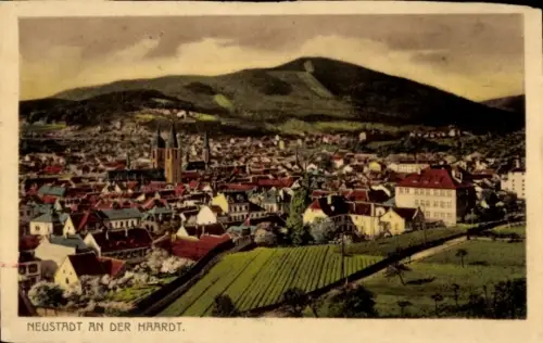 Ak Neustadt an der Haardt Neustadt an der Weinstraße , Blick auf Neustadt, Berge im Hintergrund, 