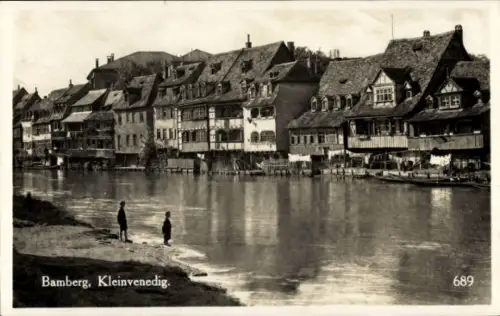 Ak Bamberg in Oberfranken,  Kleinvenedig, Flussansicht, Häuserzeile, zwei Personen am Ufer