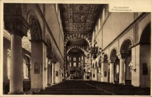 Ak Hildesheim in Niedersachsen, St. Michaeliskirche, Innenansicht, Säulen, Deckenmalerei