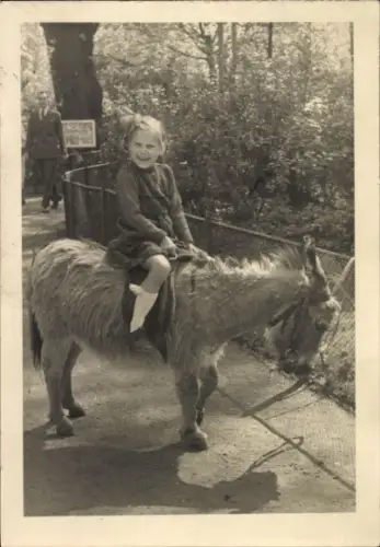 Foto Mädchen reitet auf Esel, Porträt