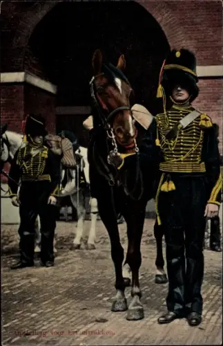 Ak Niederländische Soldaten in Uniformen, Pferde