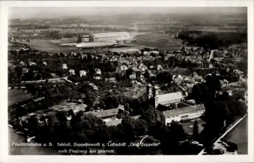 Ak Friedrichshafen am Bodensee, Fliegeraufnahme, Schloss, Zeppelinwerft und Luftschiff Graf Zeppelin