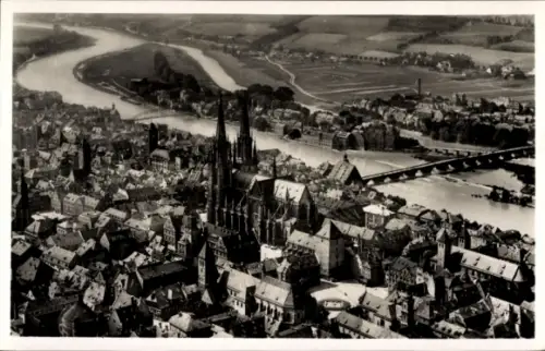 Ak Regensburg an der Donau Oberpfalz, Fliegeraufnahme von Stadt und Dom