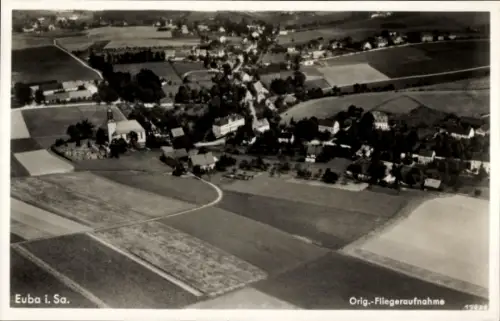 Ak Euba Chemnitz in Sachsen, Luftaufnahme vom Ort, Landschaft, Häuser, Kirche, Felder
