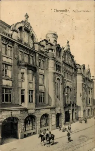 Ak Chemnitz in Sachsen, Zentraltheater,  Gebäude, Personen auf der Straße, Pferde