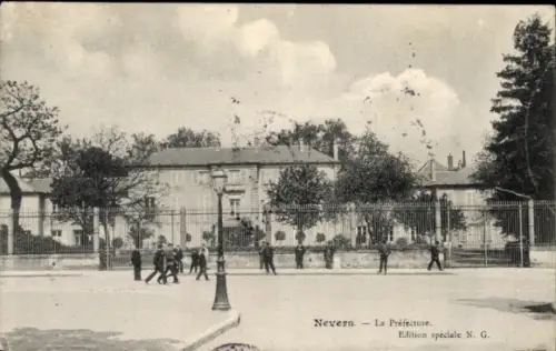 Ak Nevers Nièvre, La Préfecture,  Gebäude, Menschen auf der Straße