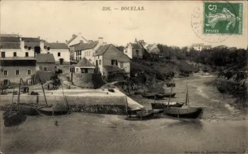 Ak Douelan Finistère, Häuser am Ufer, Boote im Wasser, angelegter Hafen, schwarz-weiß Foto