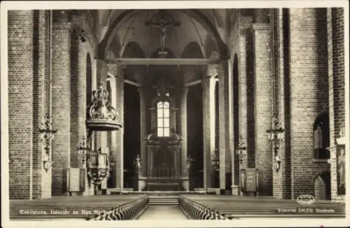 Ak Eskilstuna Schweden, Innenansicht einer Kirche, hohe Decke, Altar, Bänke, Säulen