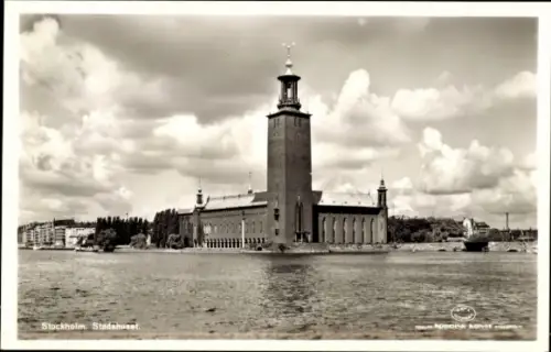 Ak Stockholm Schweden, Stadshuset, Wasseransicht, Wolken, keine Personen