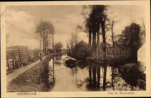 Ak Voorburg Südholland, Kanal mit Boot, Uferweg, Bäume, Häuser im Hintergrund