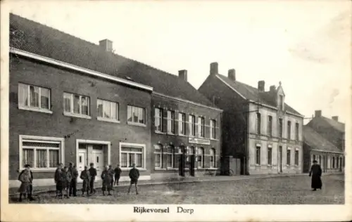 Ak Rijkevorsel Flandern Antwerpen, Schwarz-Weiß-Foto, Straße mit Häusern, Kindergruppe, Person in