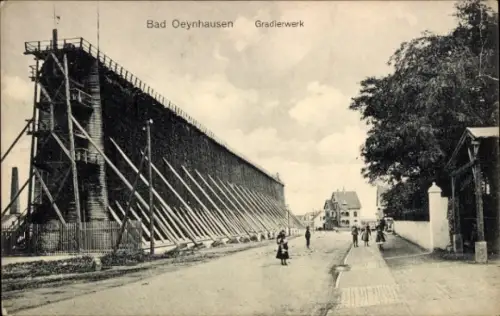 Ak Bad Oeynhausen in Westfalen,  Gradierwerk, Straße, Menschen