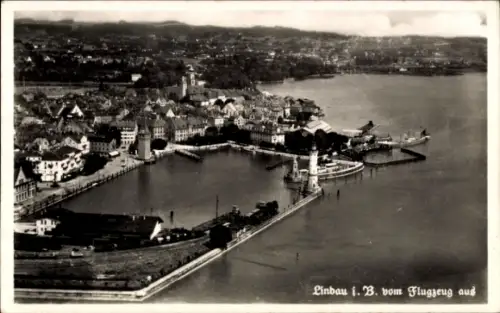 Ak Lindau am Bodensee Schwaben, Luftaufnahme von  Bodensee, Hafen, Schiffe, Stadtansicht