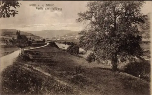 Ak Kirn an der Nahe, Landschaft mit Baum, Weg, Hügel,  Partie am Hellberg