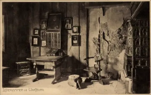 Ak Lutherstadt Eisenach in Thüringen, Wartburg, Lutherzimmer  Tisch, Stuhl, Bilder an der Wand,  