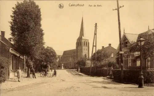 Ak Kalmthout Calmpthout Flandern Antwerpen, Straße mit Kirche, Bäume, Menschen, Fahrrad, Häuser