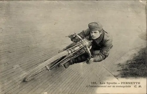 Ak Pernette, l'entrainement sur sa motocyclette, Rennbahn