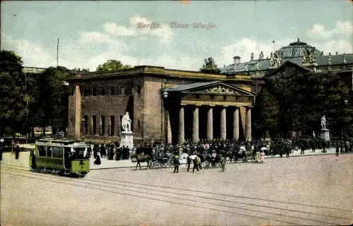 Ak Berlin Mitte, Alexanderplatz, Historisches Gebäude, Neue Wache, Menschenmenge, Straßenbahn