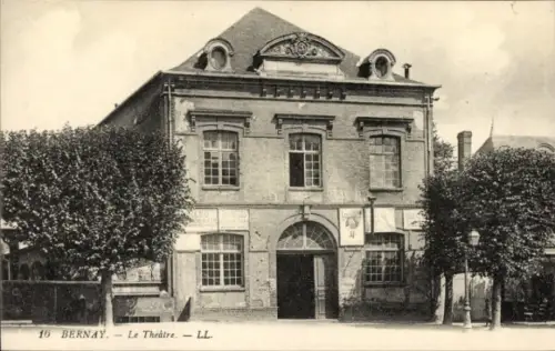 Ak Bernay Eure, Theatergebäude, Bäume, Architektur,  