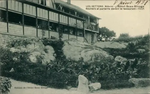 CPA Les Settons Nièvre, Hotel Beau Rivage, Rochers et parterre devant le restaurant