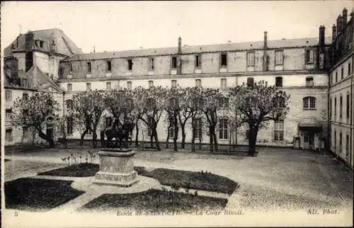 Ak Héricourt Haute Saône, Schule mit Innenhof, Statue in der Mitte, Bäume entlang der Seiten