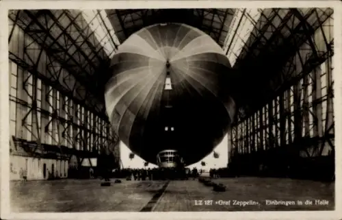 Ak Friedrichshafen am Bodensee, Luftschiff LZ 127 Graf Zeppelin, Einbringen in die Luftschiffhalle