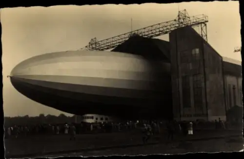 Foto Ak Friedrichshafen, Zeppelin an einer Luftschiffhalle, Starrluftschiff, LZ 126, ZR III