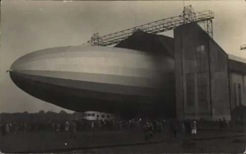 Foto Ak Friedrichshafen, Zeppelin an einer Luftschiffhalle, Starrluftschiff, LZ 126, ZR III