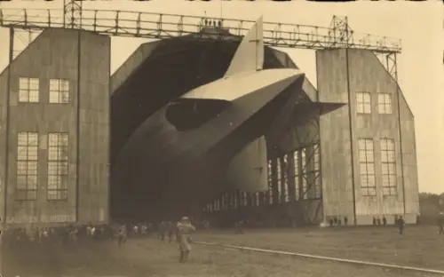 Foto Ak Friedrichshafen am Bodensee, Zeppelinhalle, Zeppelin