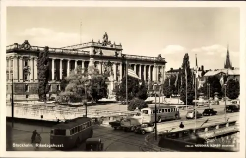 Ak Stockholm Schweden, Riksdagshuset, Flagge, Bäume, Straßenverkehr, Busse