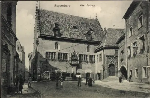 Ak Regensburg an der Donau Oberpfalz,  Altes Rathaus,  Architektur, Menschen auf der Straße
