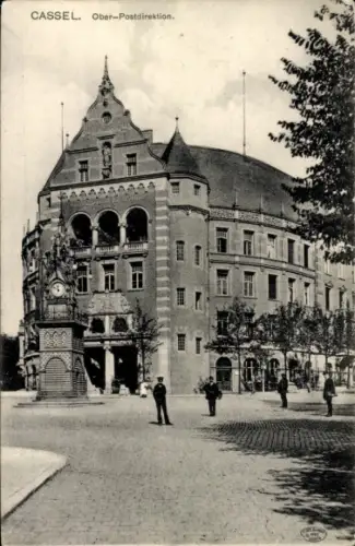 Ak Cassel Kassel in Hessen, Ober-Postdirektion, Uhrturm, Straßenansicht, Menschen, Bäume