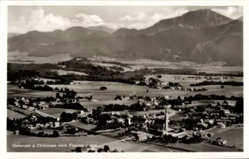 Ak Übersee am Chiemsee, Übersee am Chiemsee, Luftaufnahme, Landschaft, Berge, Kirche